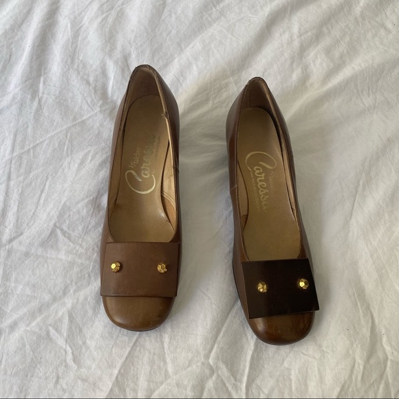 Vintage tan leather low block heel with gold embellishments - Picture 2 of 5